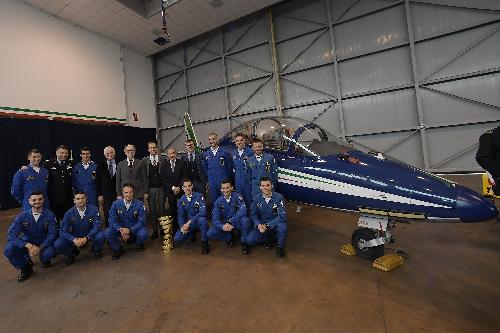 Massimiliano Fedriga e Riccardo Riccardi nella foto di gruppo insieme ai piloti delle Frecce tricolori